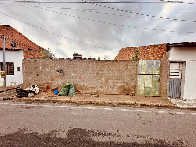 FUNDOS DO TERRENO - (Imóvel vai de uma rua a outra)